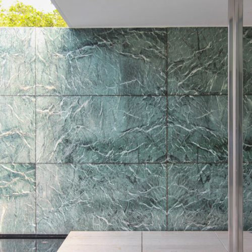 Fassadenplatten aus grün-weißen Naturstein