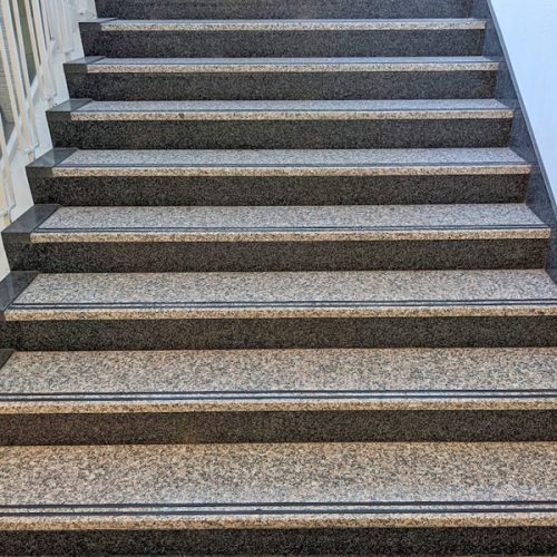 Granit-Stufenplatten-nach-Mass-im-Innenbereich