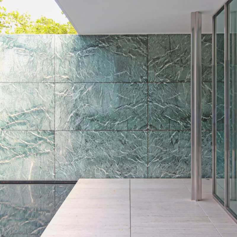 Großformatige Fassadenplatten aus Verde Alpi