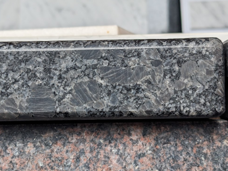 Kantenbearbeitung-Bleistiftrundung-an-4cm-Granit-Arbeitsplatte-2