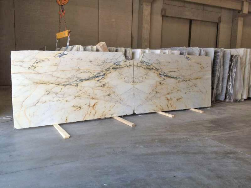 Spiegelbildlich-polierte-Rohplatten-aus-Carrara-Marmor-Paonazzo